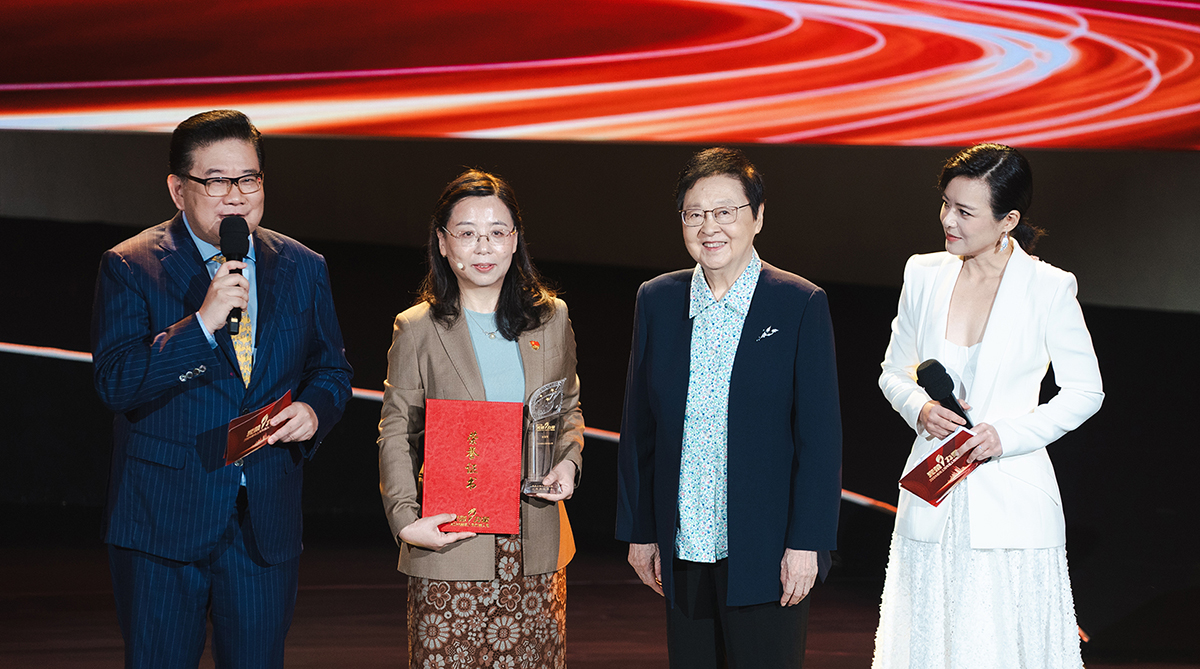 光荣与力量 | 英国上市公司365总经理左亚军当选“2024感动上海年度人物”